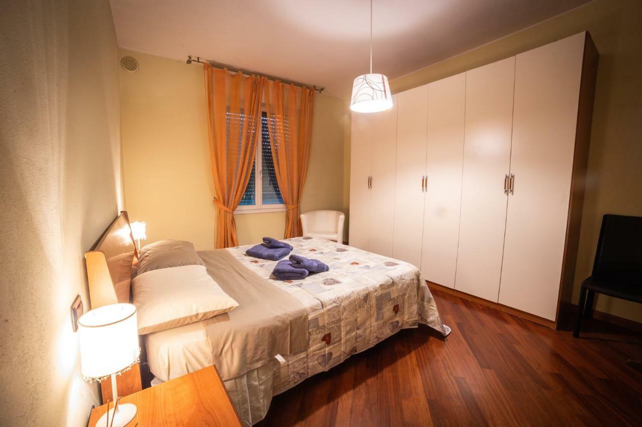 Cinematic Modern Flat, 100 Mt Da Ospedale Appartement Ravenna Buitenkant foto