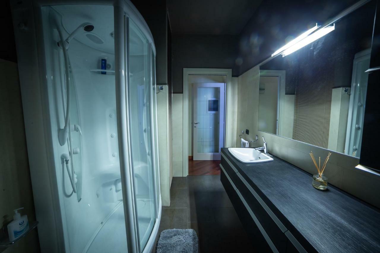 Cinematic Modern Flat, 100 Mt Da Ospedale Appartement Ravenna Buitenkant foto